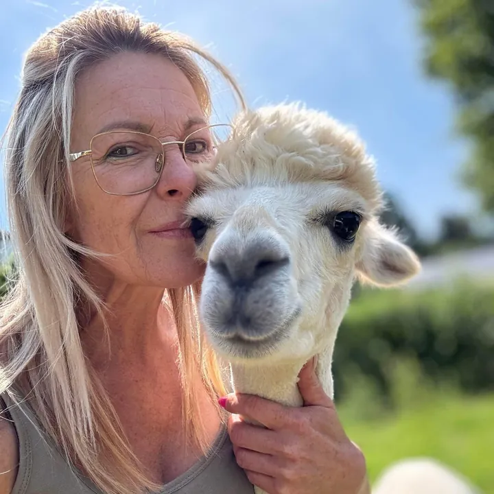 Anne et un alpaga blanc