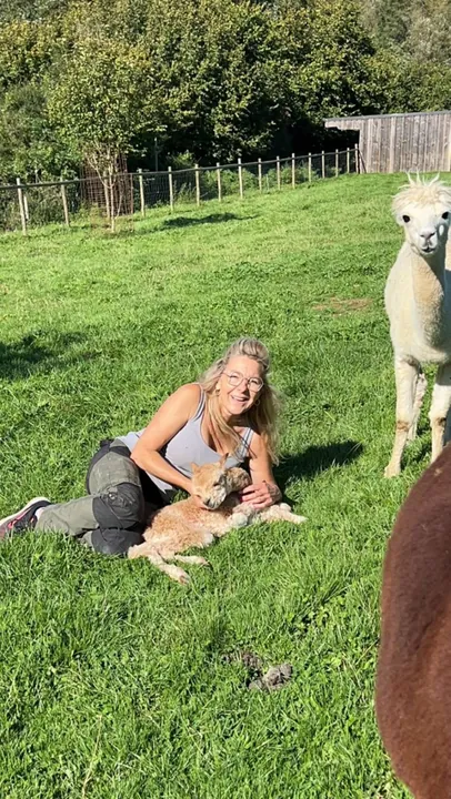Anne dans le pré avec les alpagas