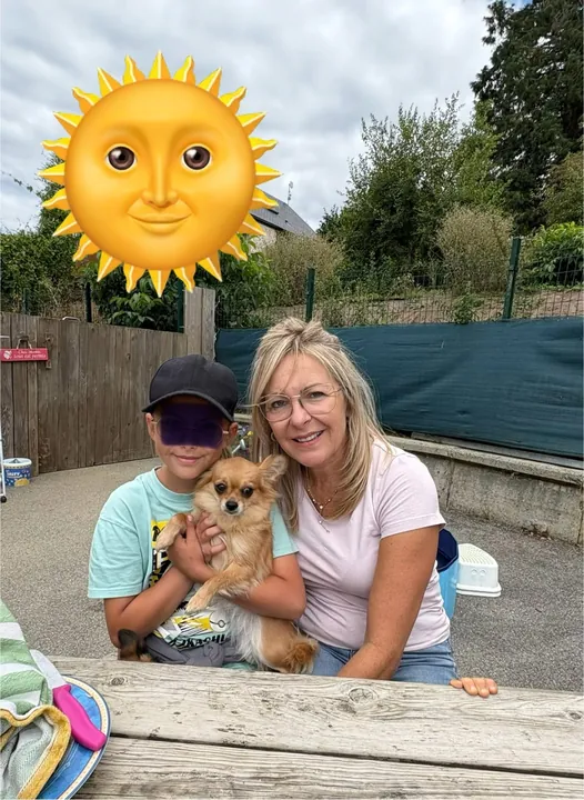 Câlin avec un chihuahua