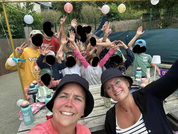 Un groupe d'enfants en visite au domaine